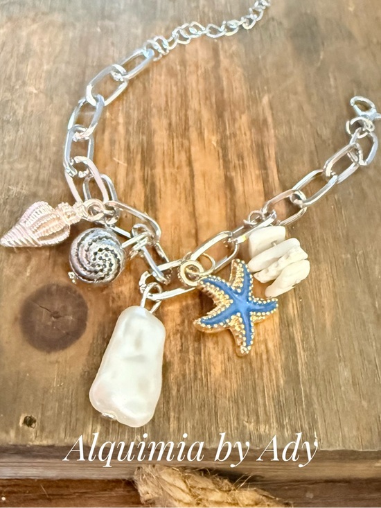 Alquimia Jewelry - Silver Chain Charm Bracelet with Blue Starfish and White Pearl shell 🐚 Charms
